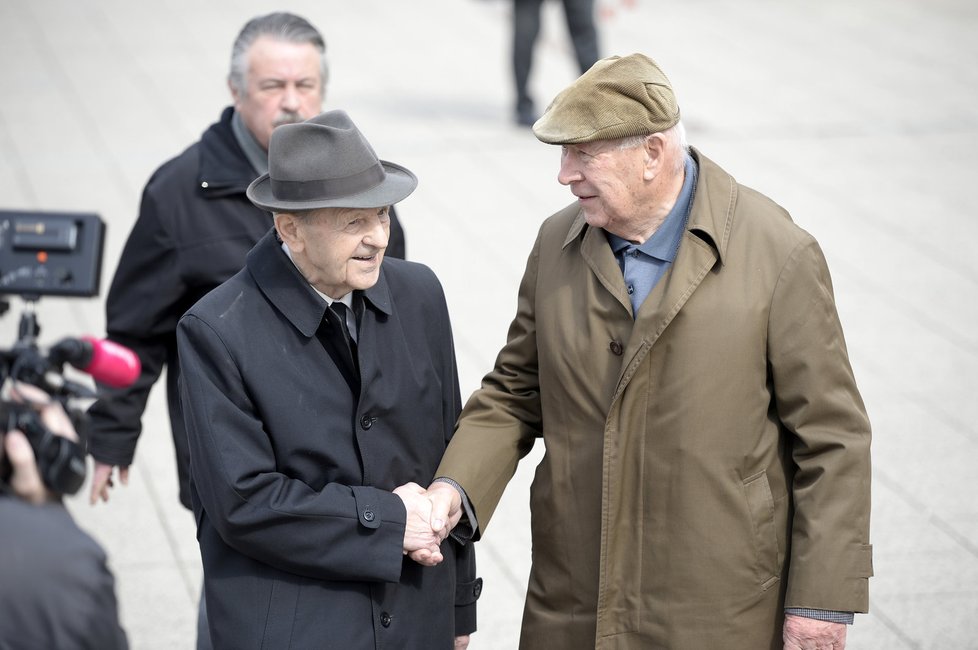 Čest práci. Miloš Jakeš se zdraví se známými na pohřbu Miroslava Štěpána.