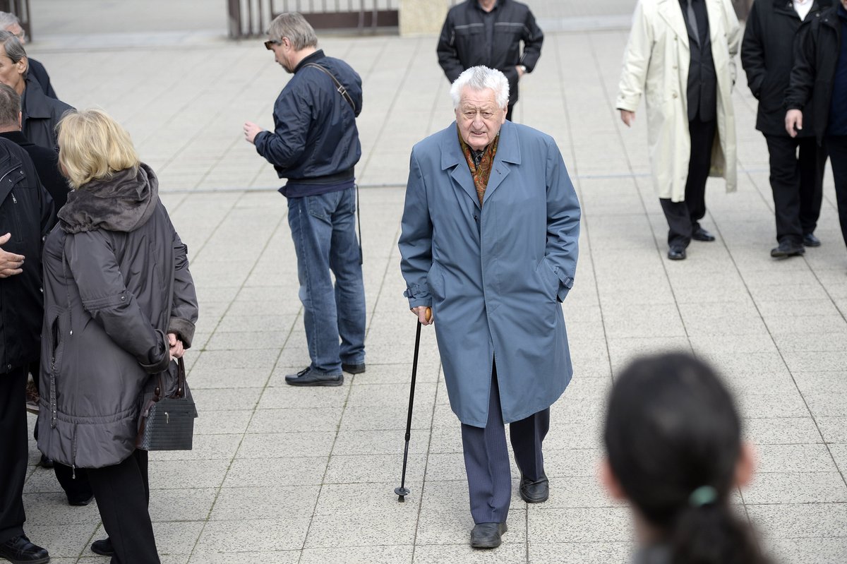 Jan Fojtík (86) Bývalý ideologický guru KSČ se nechtěl s nikým bavit. „Je to zbytečné,“ pokřikoval na novináře. Naposledy se ukázal na Bil’akově pohřbu v Bratislavě.