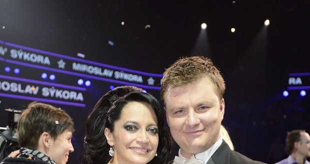 Mirkovi Sýkorovi gratulovali k vítězství všichni včetně Lucie Bílé.