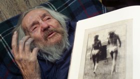 Světoznámý fotograf Miroslav Tichý by mohl být milionářem, ale dál žije jako poustevník v polorozpadlém kyjovském domku mezi svými fotkami