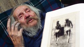 Zemřel Miroslav Tichý, fotograf, který šmíroval ženy na koupalištích