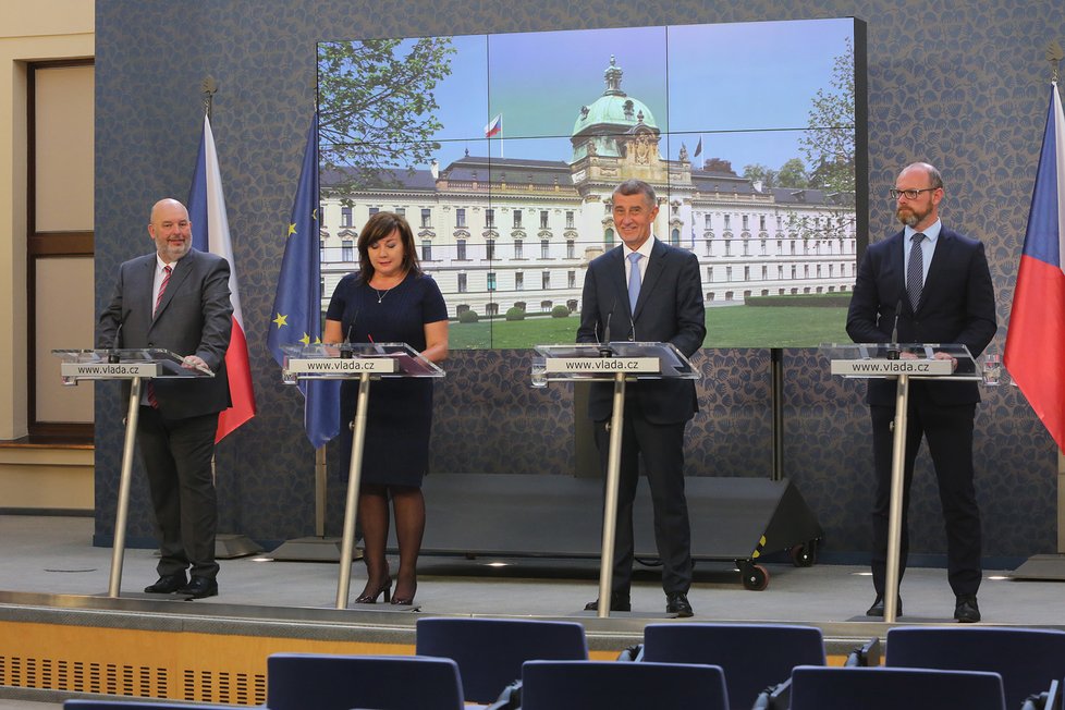 Miroslav Toman, Alena Schillerová, Andrej Babiš a Robert Plaga na tiskové konferenci po jednání vlády (27. 5. 2019)