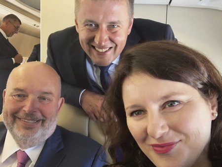 Selfie vládních kolegů: Ministři Toman, Petříček a Maláčová (ČSSD)