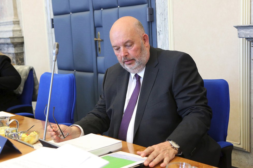 Ministr zemědělství Miroslav Toman v zasedací místnosti vlády (13. 5. 2019)