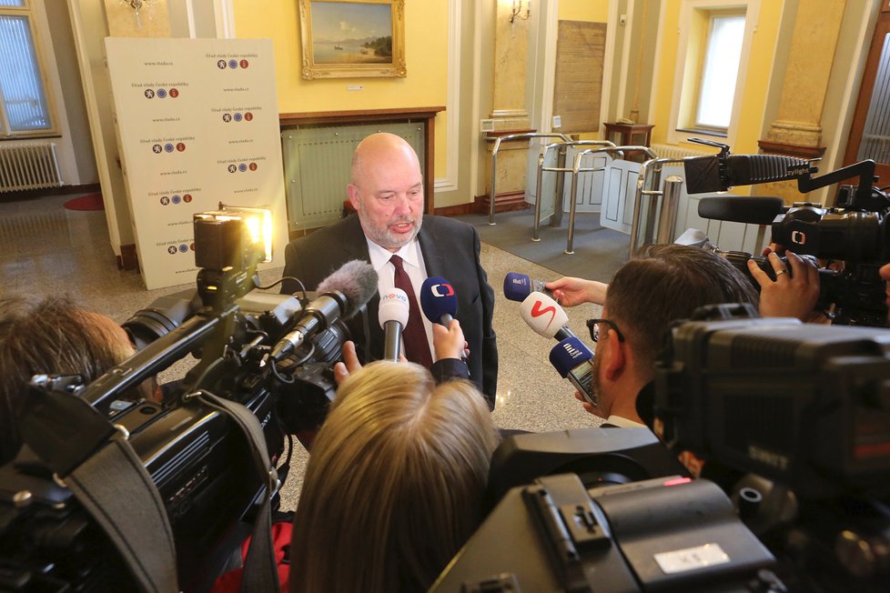Ministr zemědělství Miroslav Toman odpovídá na dotazy novinářů před začátkem jednání vlády (6. 5. 2019)