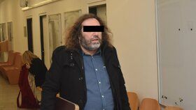 Exmístostarostu Lovosic podezřelého z pokusu o vraždu znovu zadrželi policisté: Soud proto odročil líčení