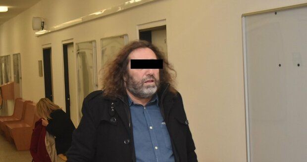 Bývalý místostarosta Lovosic měl postřelit muže do břicha: U soudu promluvila jeho žena