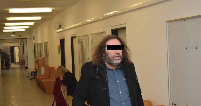 Bývalý místostarosta Lovosic měl postřelil muže do břicha: U soudu promluvila jeho žena