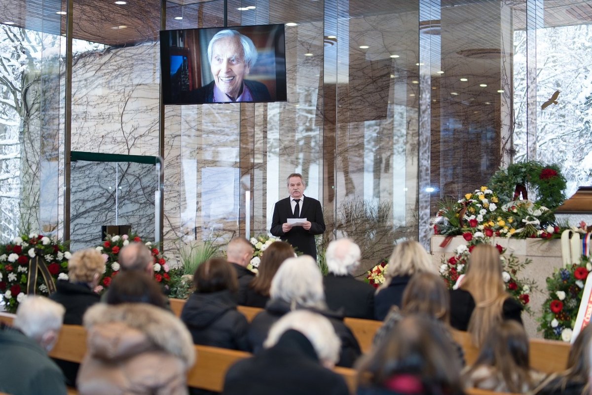 S cestovatelem Miroslavem Zikmundem se na tajném pohřbu rozloučili nejbližší. 