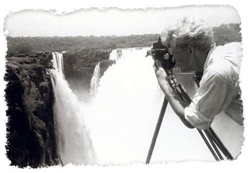 U vodopádů Iguazú na hranici Argentiny a Brazilie skočil Zikmund do řeky plné piraní. Zachránil ho Hanzelka.