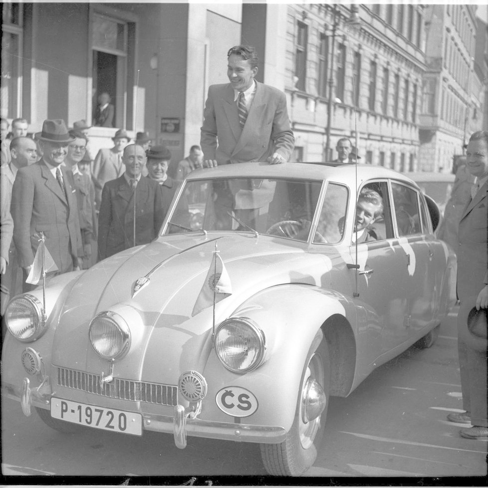 Vytoužený den. Praha, start cesty kolem světa v kopřivnické Tatře 87. Cesta Afrikou a Jižní Amerikou trvala do roku 1950. (22. dubna 1947)