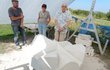 Dílo o průměru 120 cm dle návrhu Otmara Olivy zhotovil kamenosochař Petr Novák (vlevo) ze Zlechova. Dílo o průměru 120 cm dle návrhu Otmara Olivy zhotovil kamenosochař Petr Novák (vlevo) ze Zlechova.