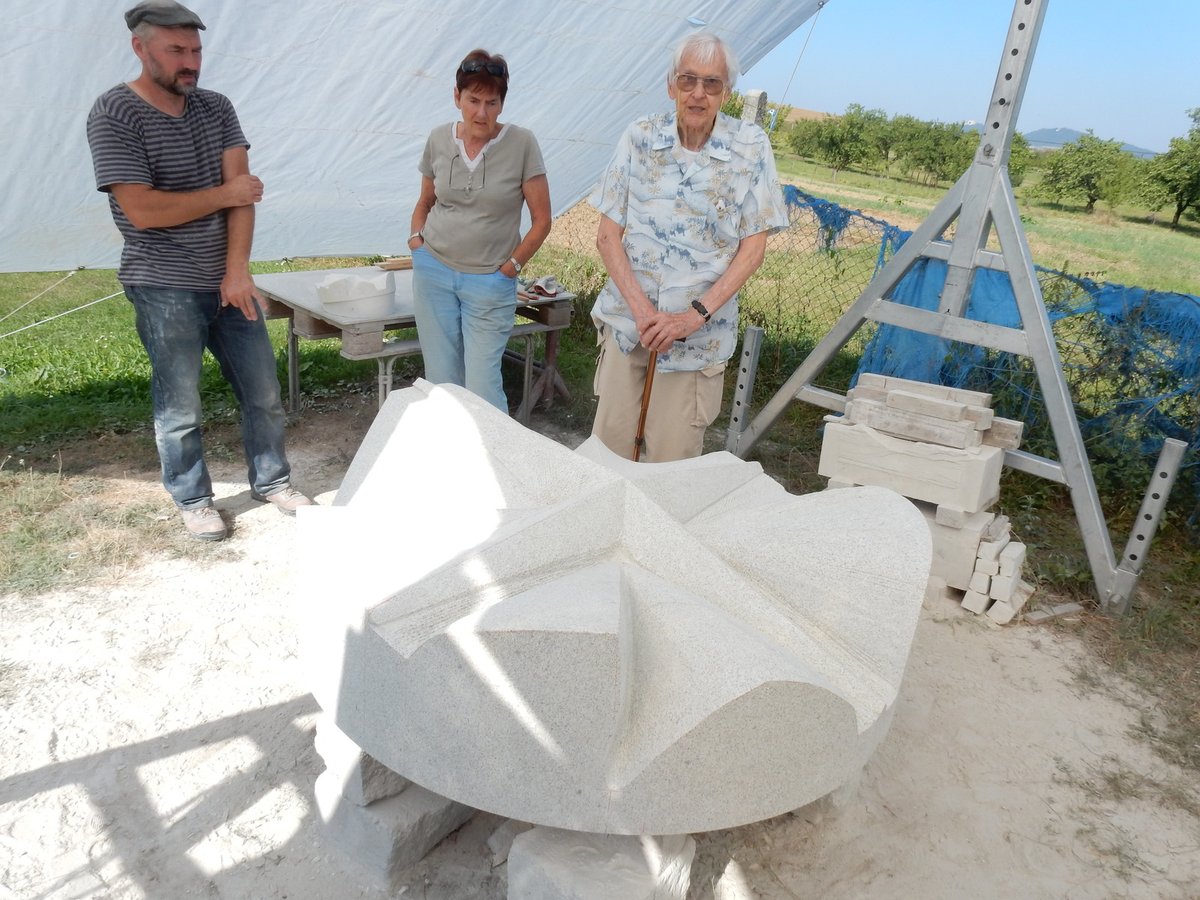 Dílo o průměru 120 cm dle návrhu Otmara Olivy zhotovil kamenosochař Petr Novák (vlevo) ze Zlechova.