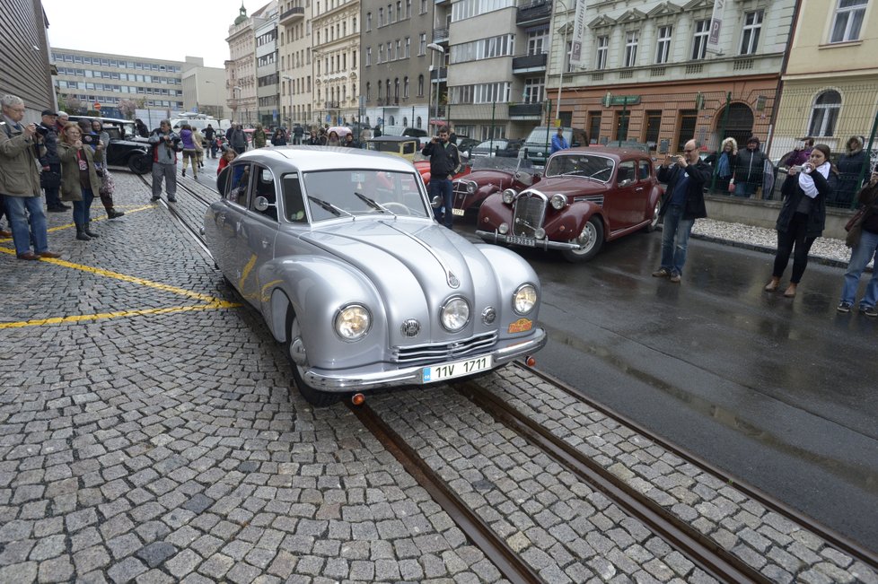 Účastníci jízdy veteránů na počest cestovatelů Jiřího Hanzelky a Miroslava Zikmunda. Jízda, která začala ráno v Praze, má připomenout 70 let od chvíle, kdy slavná česká cestovatelská dvojice vyrazila ve voze Tatra 87 z Prahy přes Zlín a dále přes Evropu do Afriky.