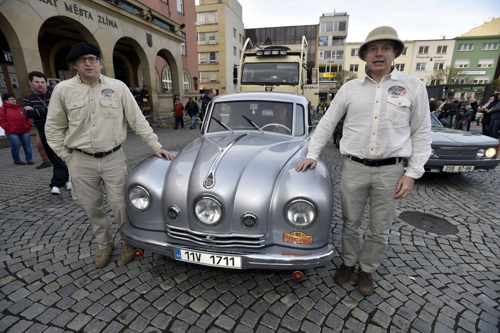 Na snímku ředitel cestovatelského festivalu Neznámá země Miroslav Náplava (vlevo) a organizátor festivalu Petr Horký (vpravo) pózují po příjezdu na zlínské náměstí Míru u vozu Tatra 87 - stejného modelu, jaký mělo cestovatelské duo H+Z.