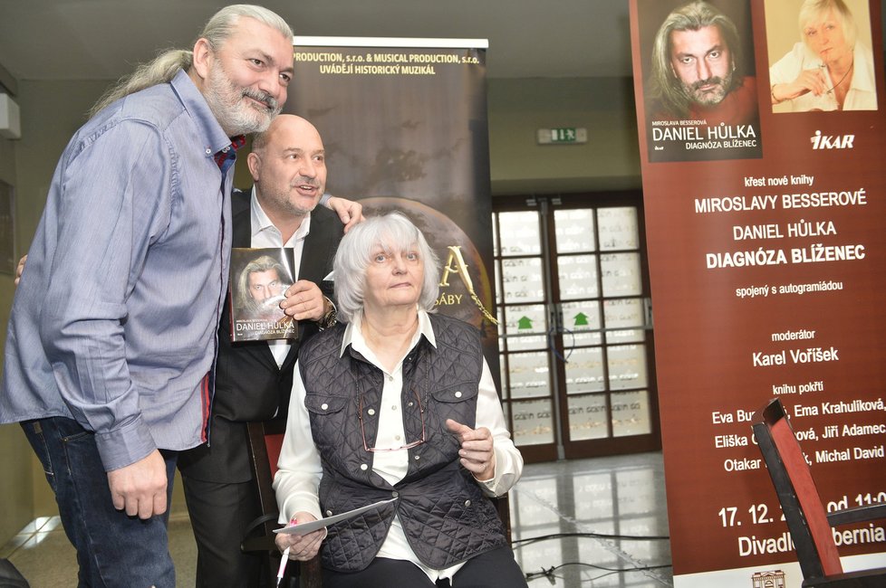 Miroslava Besserová s Michalem Davidem a Danem Hůlkou