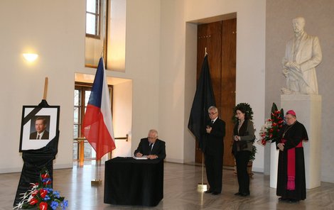 Kondolenční knihu podepsali vrcholní představitelé státu i církve.