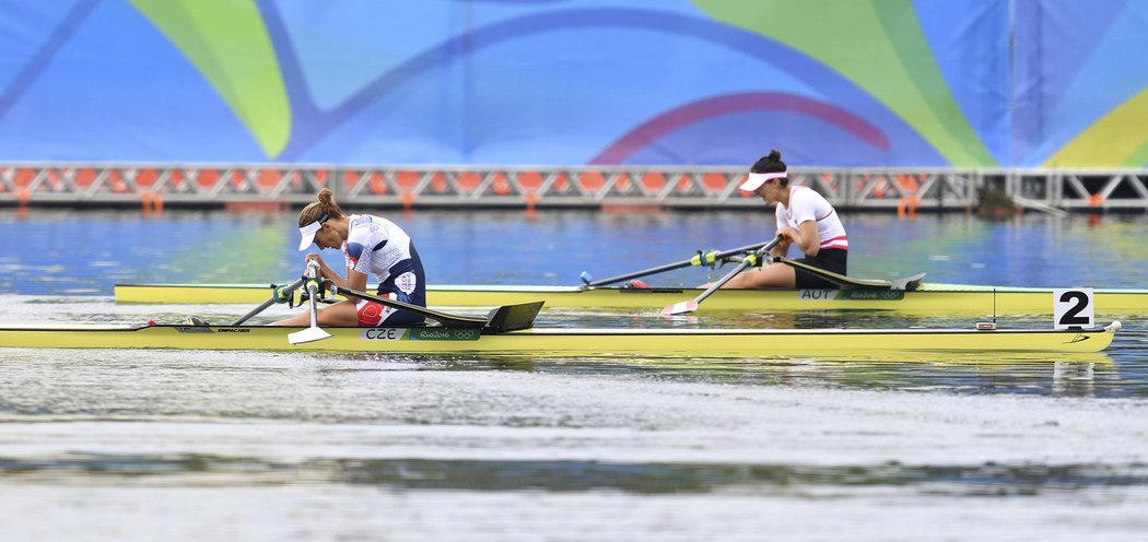 Smutná skifařka Miroslava Topinková Knapková v cíli