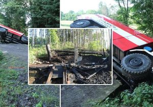 Hasiči vyjížděli k požáru chaty nedaleko Mirošovic u Prahy. Při cestě havarovali. (13. června 2022)