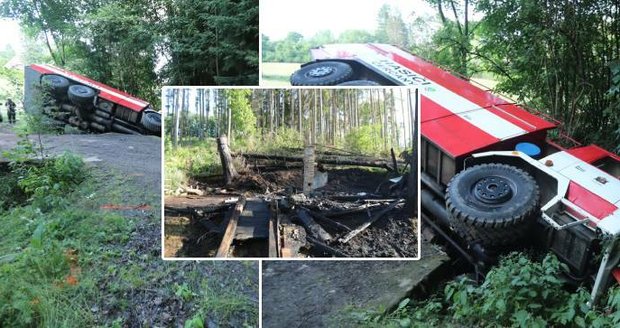 Hasiči havarovali na cestě k požáru chaty u Mirošovic: Na stejném místě měl nehodu Václav Upír Krejčí (66)