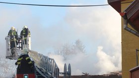 Hasiči zasahovali 29. listopadu v Mirošovicích v okrese Praha-východ, kde hořela stodola s uskladněnými pneumatikami, plasty a pevným asfaltem. Nikdo nebyl při požáru zraněn ani se nepohřešuje. Podle hasičů nejsou ohroženy obec ani vodní zdroje, chemická laboratoř monitoruje ovzduší. 