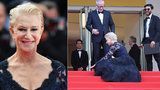 Ach, ty podpatky: Helen Mirren se v Cannes natáhla přímo na rudém koberci