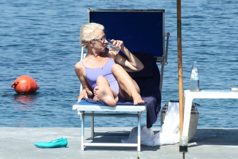 Helen Mirren se ukázala v plavkách na dovolené.