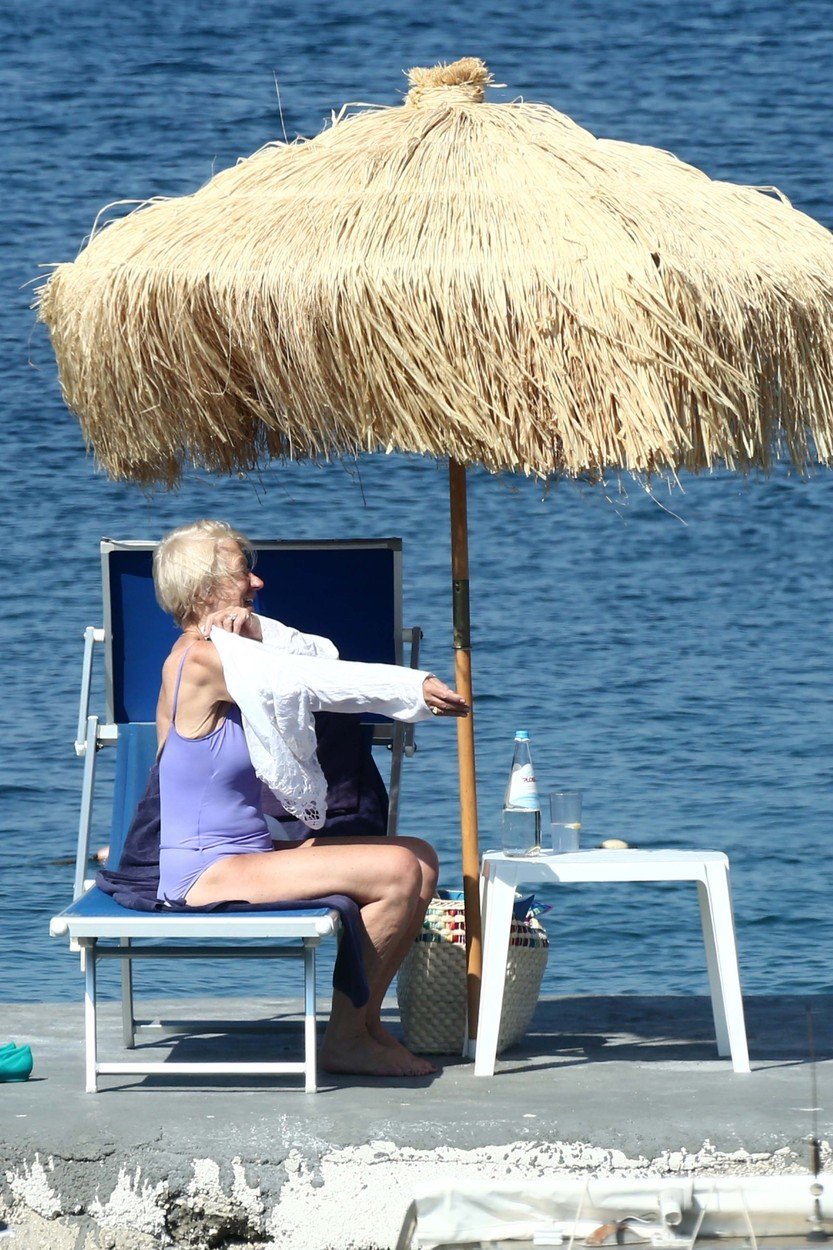 Helen Mirren se ukázala v plavkách na dovolené.