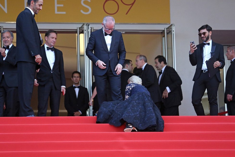Helen Mirren v Cannes zradily podpatky.