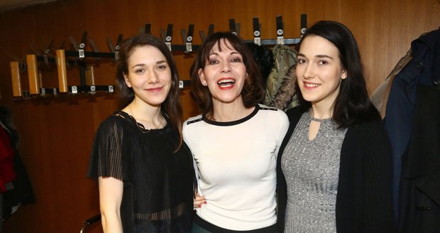 Dcery Michaely Dolinové pracují v divadle jako šatnářky.