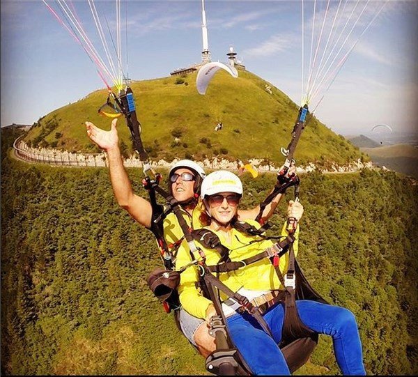 Míša Maurerová se proletěla na paraglidingu.