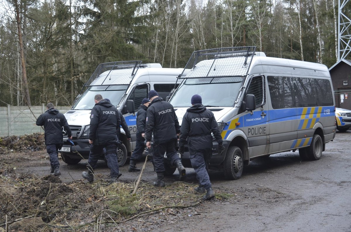 Policisté po oblevě prohledávají lesy na Kralovicku. Hledají pohřešovanou Míšu Muzikářovou