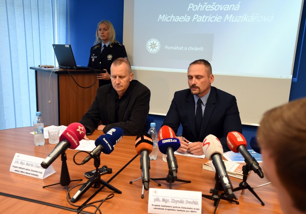 Zleva mluvčí Policie ČR Veronika Hyšplerová, vedoucí krajského odboru obecné kriminality Martin Charvát a náměstek krajského ředitele pro službu kriminální policie a vyšetřování Zbyněk Dvořák vystoupili 15. září v Ústí nad Labem na tiskové konferenci Krajského ředitelství policie Ústeckého kraje k případu Michaely Patricie Muzikářové. Školačka je nezvěstná od ledna.