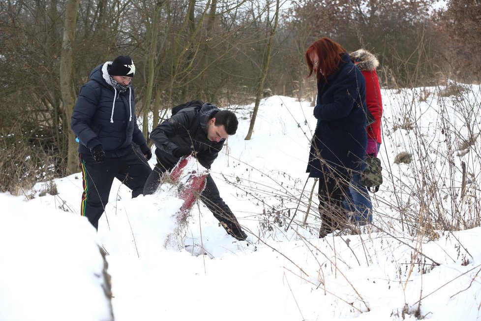 Práci pátračů komplikoval sníh. Přesto se snažili zkoumat vše, co pod ním nalezli.
