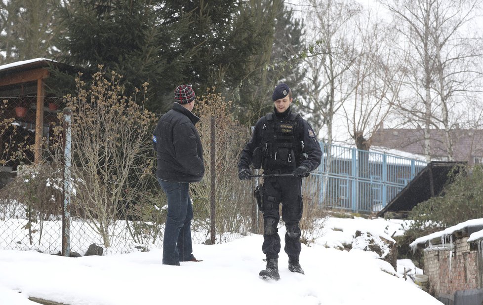 Podle sousedů jsou policisté na místě každý den.