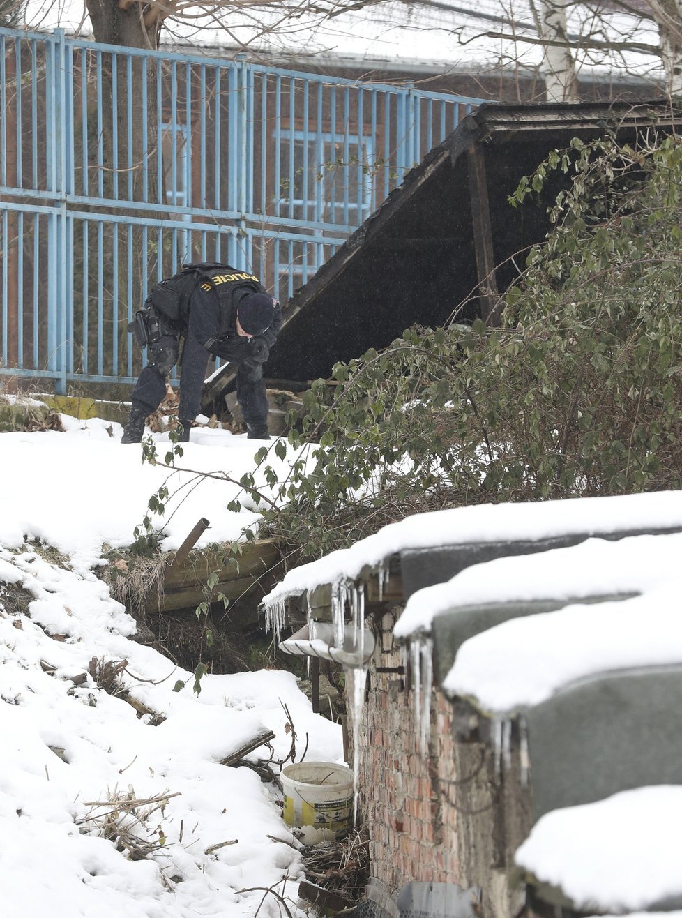 Podle sousedů jsou policisté na místě každý den.