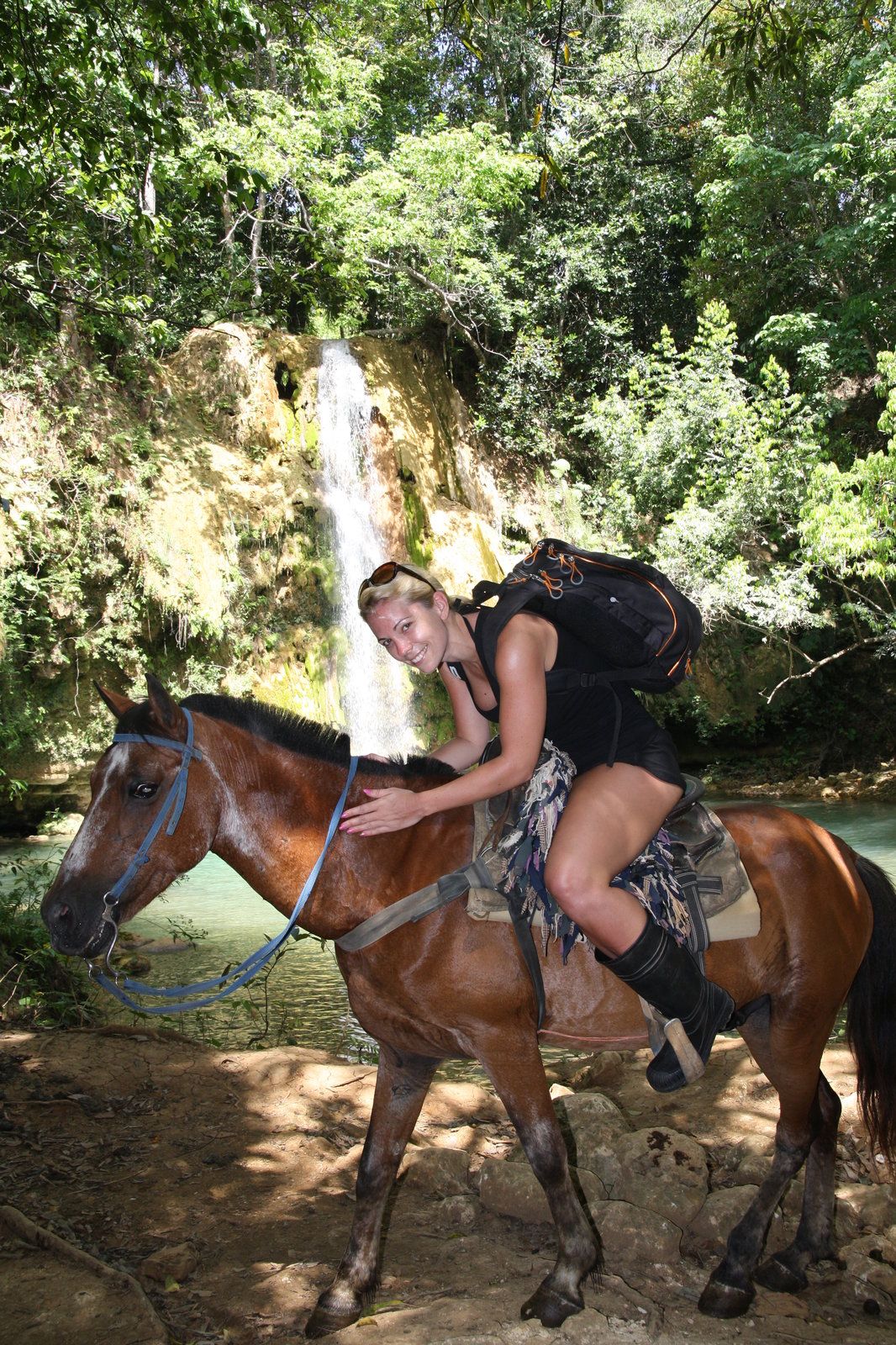 Míša Nosková s v pralese připadá jako Indiana Jones.