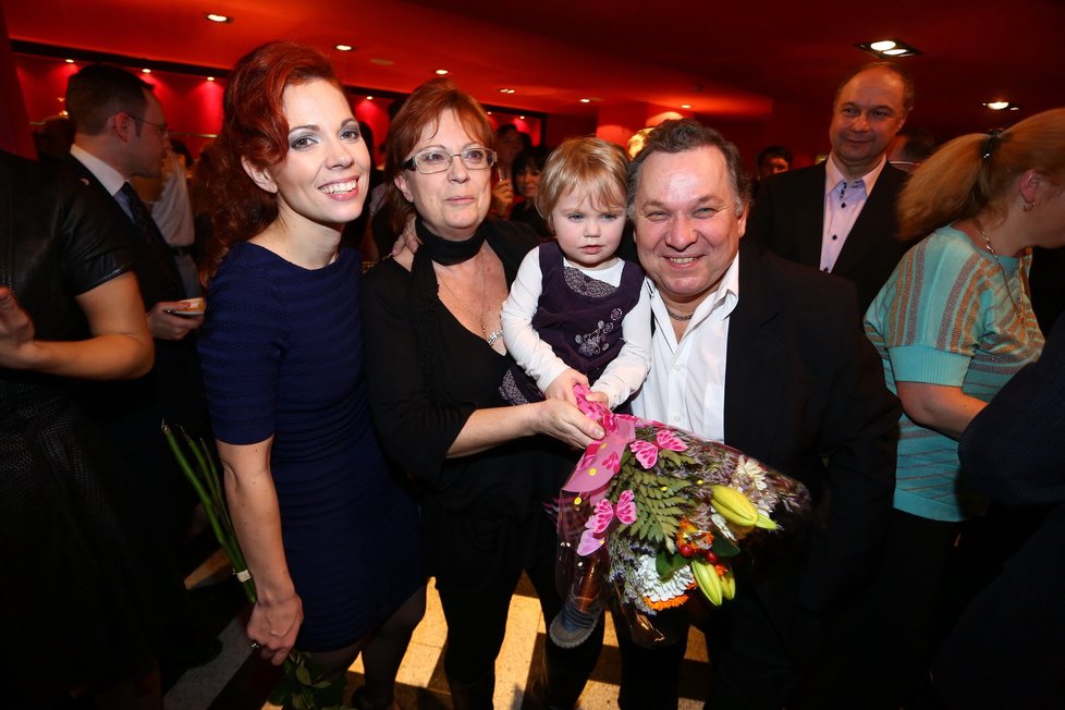 Míša Nosková se svou dcerou a svými rodiči