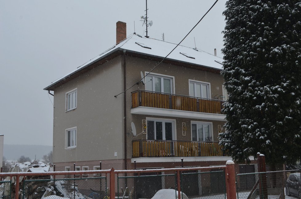 Otakar S. bydlel v podkrovním bytě tohoto domu na Plzeňsku.