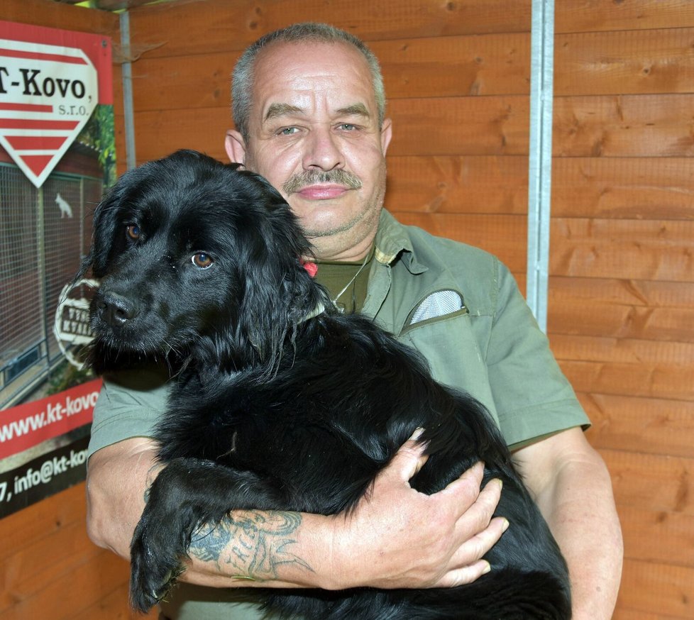 Týraný pes Míša je za záchranu a péči Karlu Bobálovi hodně vděčný.