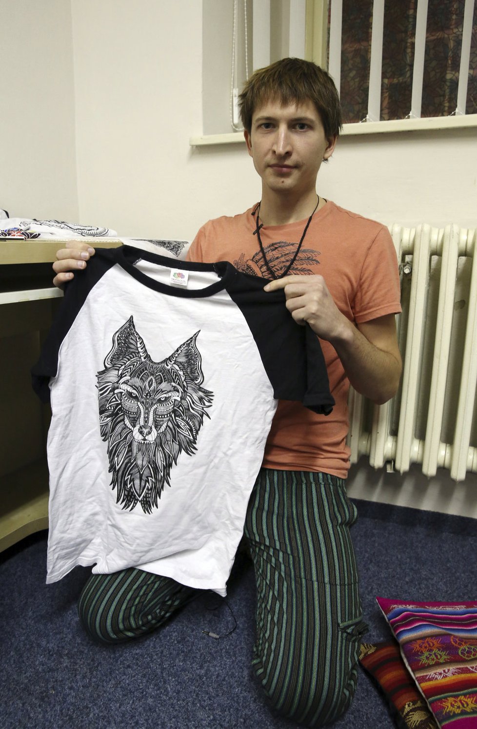 „Tohle triko jsem dostal od Míši,“ ukazoval Blesku Petr Chrisantem Macháček.