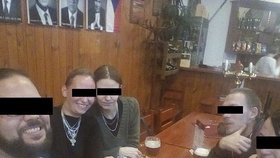 Zmizení dcery hodila po odložení případu za hlavu? Matka Míši vyrazila s kamarády na pivo.