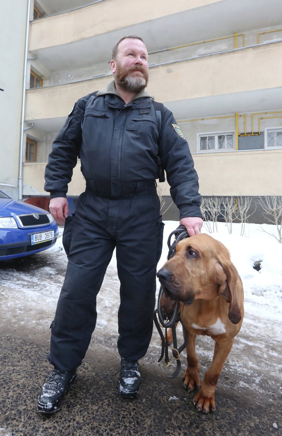 Na pomoc české policie přijel z Německa psovod Jörg Kempe s fenou Hippie.
