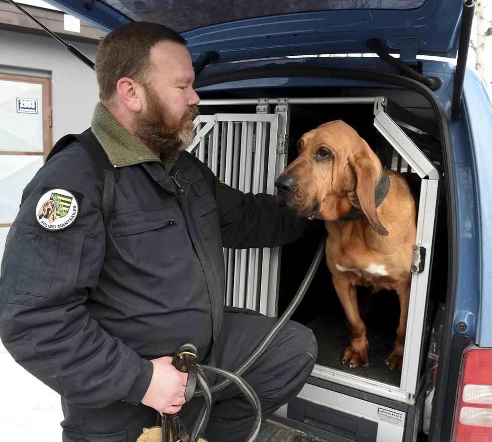 Na pomoc české policii přijel z Německa psovod Jörg Kempe s fenou Hippie