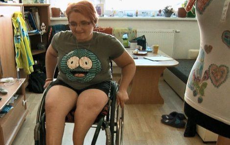 Petra je odkázaná na invalidní vozík.