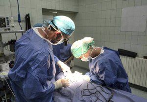 Čeští lékaři šestiletému Abdaleláhovi odoperovali jizvy po popáleninách.