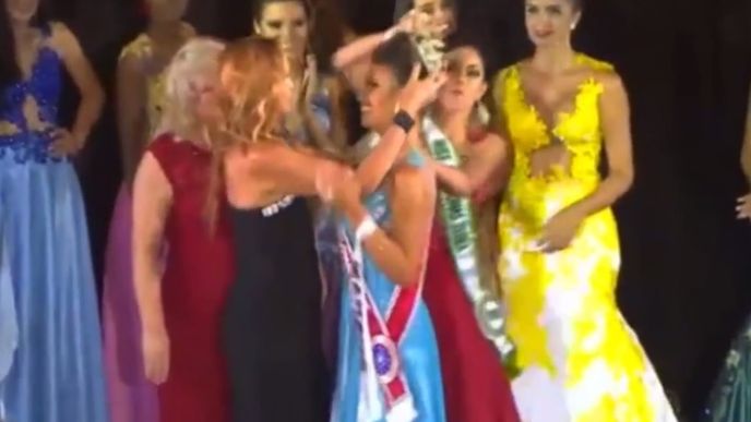 Soutěž Miss se v Brazílii zvrhla, jedna ze soutěžících napadla přímo na pódiu vítězku