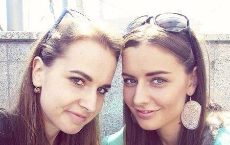 Miss Chlebovská (23) a její sestra (24)