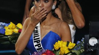 Omyl na Miss Universe. Moderátor korunoval špatnou dívku, ta pak musela vítězce předat korunku