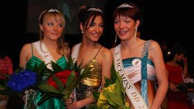 Miss Dětských domovů 2009 se stala Sabina Fogášová  (17) z Karviné (uprostřed), druhá skončila Romana Kašparová (18) z Písku (vlevo) a titul II. vicemiss si odvezla Petra Jílková (15) z České Kamenice.